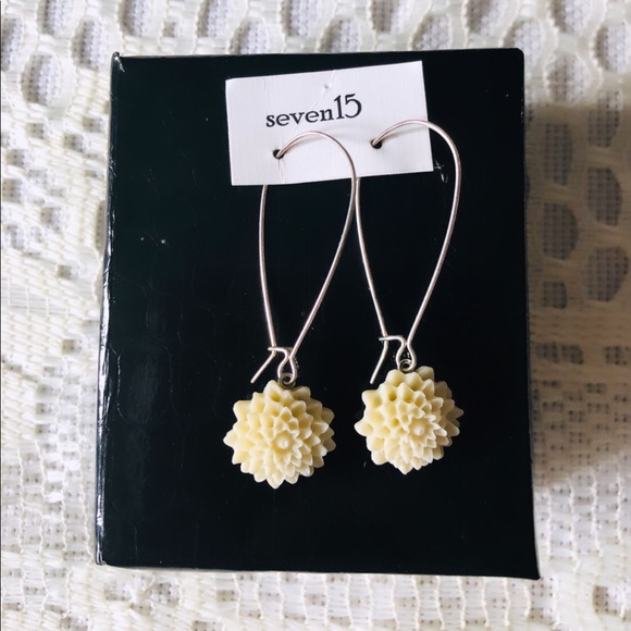 Cream Flower Earrings - Picture 1 of 3
